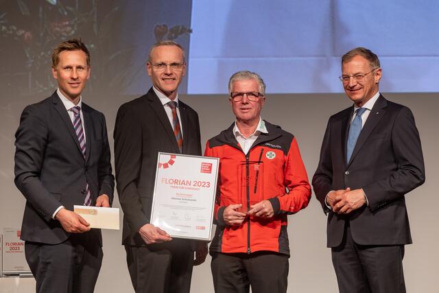BezirksRundSchau-Chefredakteur Thomas Winkler, OÖ Versicherung-Generaldirektor Othmar Nagl, Bezirkssieger Kirchdorf Hannes Schoiswohl und Landeshauptmann Thomas Stelzer (v. l.).  | Foto: BRS/Pils