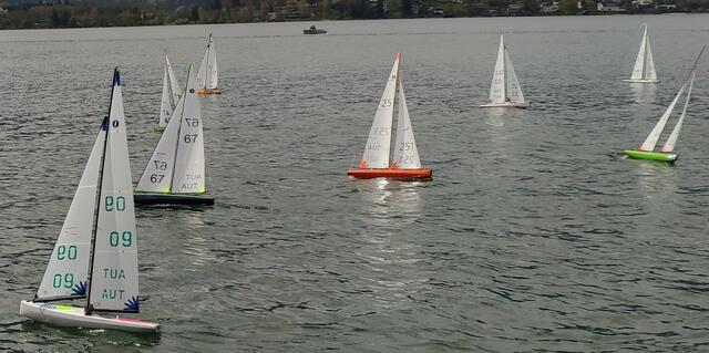 Die ferngesteuerten RC-Segler traten bei den IOM Nationals am Mondsee gegeneinander an. | Foto: HSV Ennsdorf