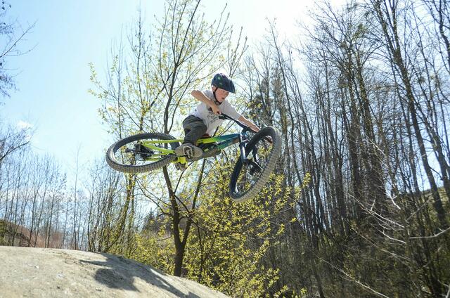 Auch Sprünge gilt es im Pumptrack zu meistern. | Foto: Philipp Steinbacher 