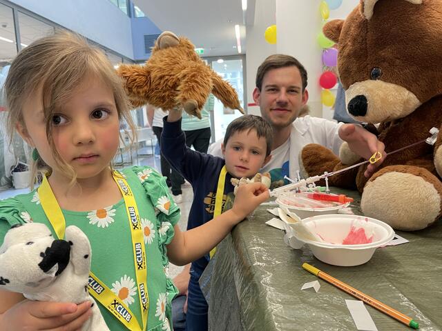 Im Teddybär Krankenhaus wird jedes Stofftier genauestens Untersucht. Auch "Blut" wird abgenommen.  | Foto: Michael Steger