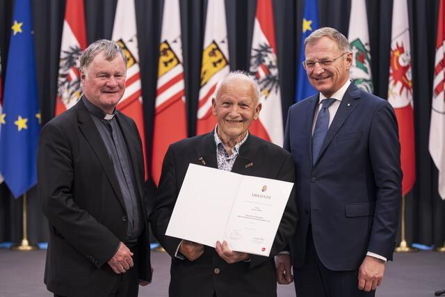 Johann Eiber aus Oftering für sein „Lebenswerk“ mit Bischof Manfred Scheuer und Landeshauptmann Thomas Stelzer. | Foto: Land OÖ/Mayrhofer