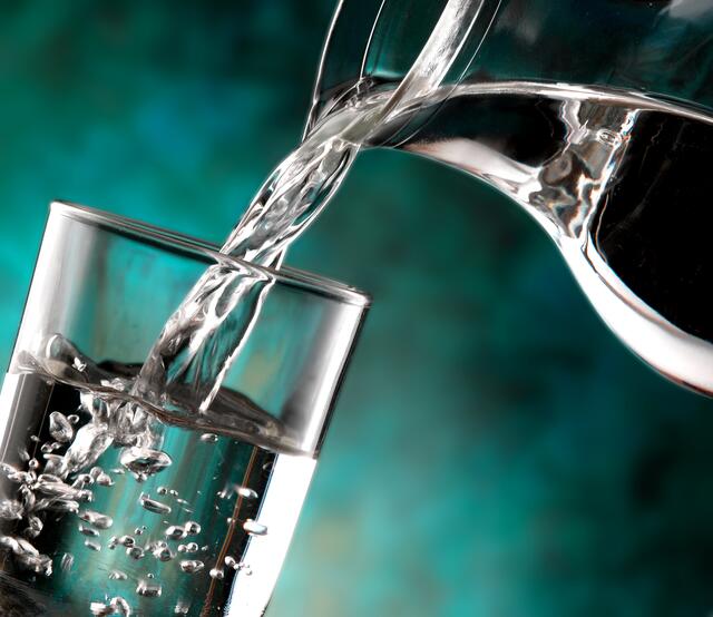 Die Bewohner der Ortschaften Staudach, Jetzing und Felling müssen sich voraussichtlich bis zum Frühjahr 2024 gedulden – erst dann gibt es wieder sauberes Trinkwasser. | Foto: PantherMedia - EcoPimStudio.jpg