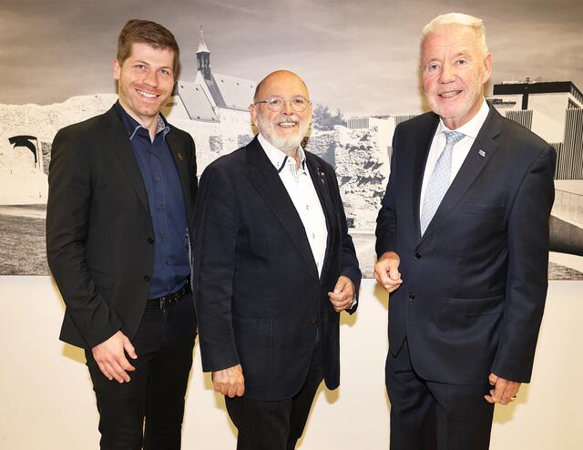 Bürgermeister Klaus Schneeberger mit Christian Guttmann und Alfred Kamleitner. | Foto: Stadt Wiener Neustadt/Weller