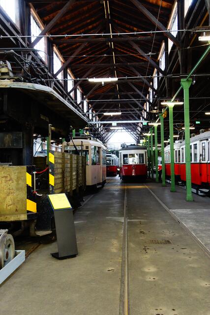 Die Wiener Linien laden am 20. Juni in das Verkehrsmuseum "Remise" zum Dreivierteltakt. Inmitten alter Öffi-Garnituren spielt das Johann Strauss Ensemble der Wiener Symphoniker groß auf. Tickets können Klassikliebhaber bereits jetzt ergattern. | Foto: Karl Pallinger