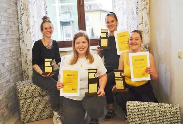 V. l.: Isabel Tikal (3. Tapezierer), Magdalena Augdoppler (1. Tapezierer), Petra Bauer (2. Tapezierer), Sophie Goletz (1. Polsterer)
 | Foto: WKOÖ