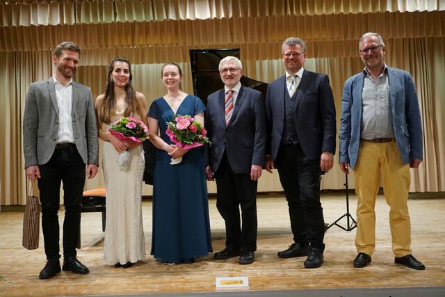 Lukas Ixenmaier, Ellada Angelina Pavlou, Vanessa Gasser, GR Ing. Helmut Berger in Vertretung von Bgm. Hans-Jürgen Resel, GR Franz Hörmann und Mag. Alfred Ixenmaier | Foto: Marktgemeinde St. Leonhard am Forst