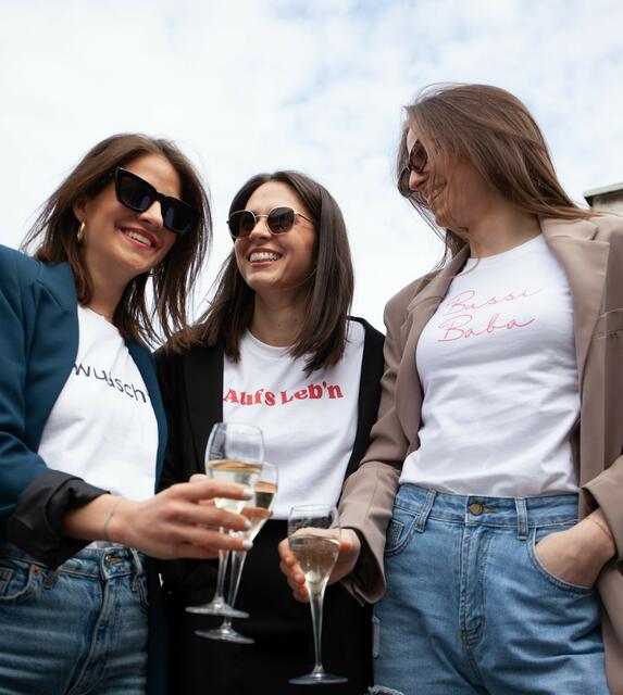 Im Online Shop von "Leiwande Leiberl" findet man nicht nur T-Shirts, sondern auch Sticker und Taschen. | Foto: Paula Sowerby