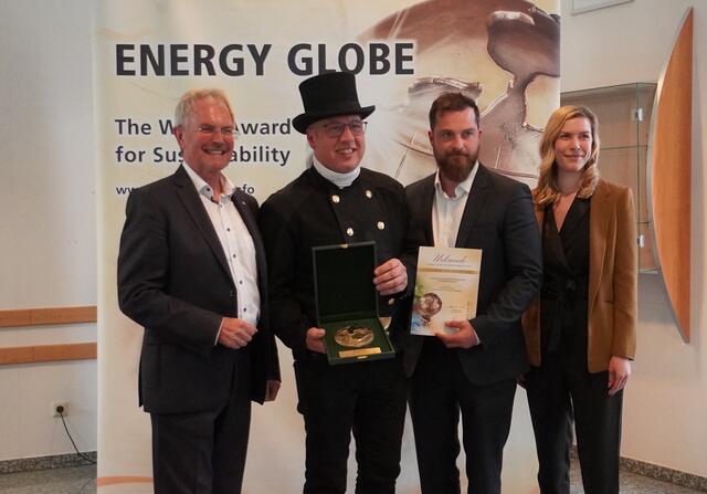 Landtagspräsident Mag. Karl Wilfing mit den Siegern der Kategorie Luft Landesinnung der Rauchfangkehrer für Niederösterreich „Zertifizierung der österreichischen Rauchfangkehrer“ und Energy Globe Austria CFO Nadine Mayr, MA | Foto: Claudia Rummel