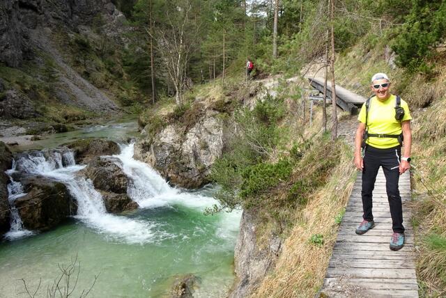 Auf Holzstegen führt der Weg durch die Schlucht.