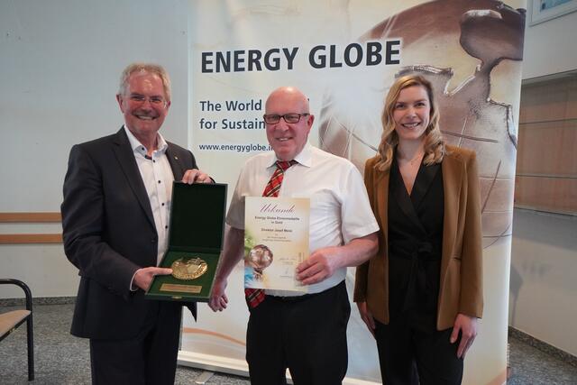 Landtagspräsident Mag,. Karl Wilfing und Energy Globe Austria CFO Nadine Mayr, MA übergeben Direktor DI Josef Meisl (mitte) eine Medal of Honor für seinen Einsatz. | Foto: Claudia Rummel