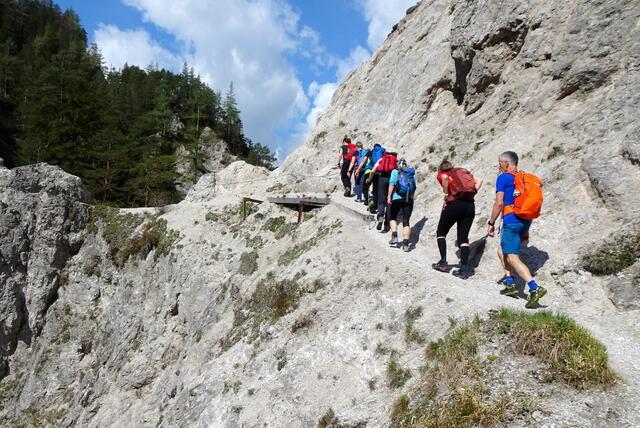 Entlang der Felswand geht's nach oben.