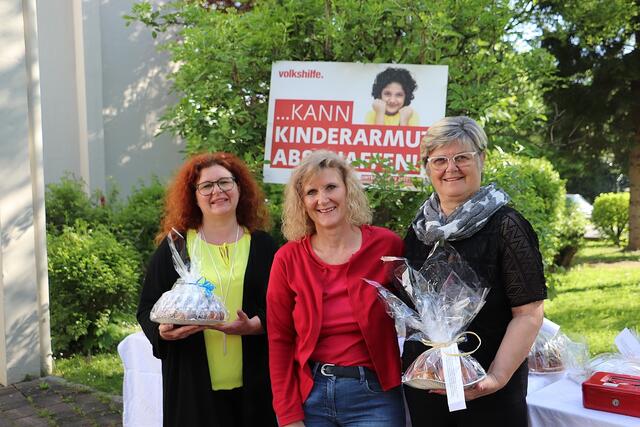 Sandra Goldberg, Gabriela Immerl und Ursula Rauch organisierten einen Gugelhupfsonntag der Volkshilfe. | Foto: Edith Ertl