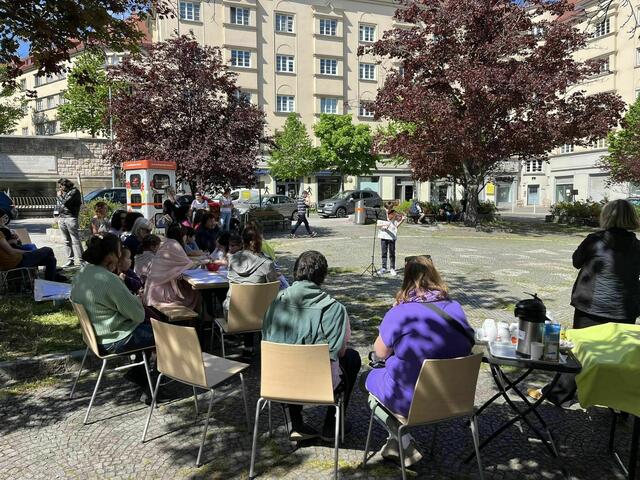 Die Eröffnungsfeier der neu gestalteten Bücherkabine. | Foto: Murlasits