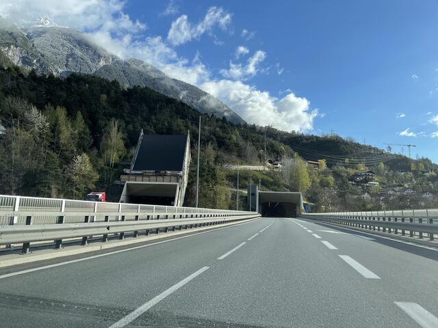 Abschluss der Arbeiten: Bei der alten Röhre des Perjentunnel werden die Portalgebäude saniert. | Foto: Othmar Kolp