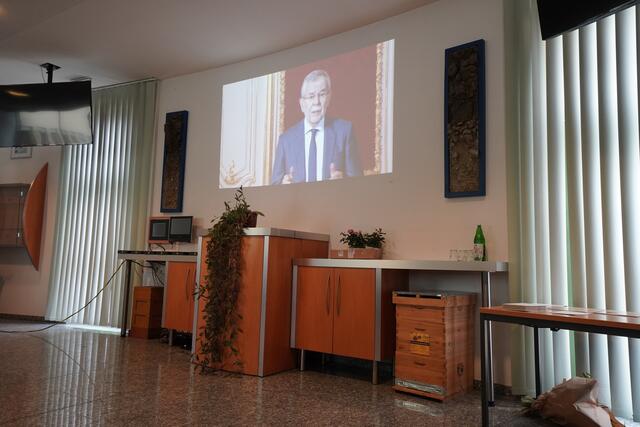 Bundespräsident Alexander Van der Bellen eröffnet die Verleihung mit einer Videobotschaft.  | Foto: Claudia Rummel