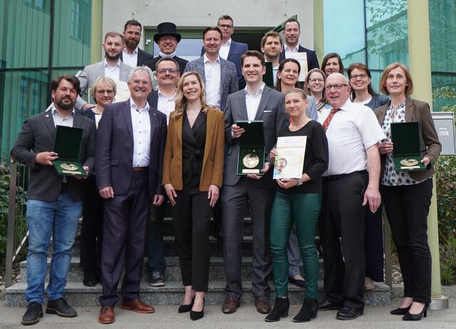 Die Sieger des Energy Globe Award Niederösterreich 2023 in den Kategorien Feuer, Erde, Luft, Wasser, Jugend und Nachhaltige Gemeinde mit Nö-Landtagspräsident Mag. Karl Wilfing, Energy Globe CFO Nadine Mayr, MA (vorne 2. u. 3. v. li.) und Direktor DI Josef Meisl. (vorne 2. v.r.) | Foto: Claudia Rummel