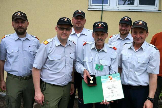 Hohe Auszeichnung der FF Steyr für Glocker.  | Foto: Peter Röck