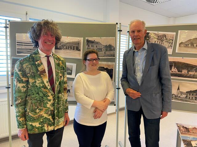 Stadthistoriker Dieter Halama, Stadtbibliotheksleiterin Sonja Lötsch und Karl-Heinz Dorfinger. | Foto: Stadtgemeinde Pressbaum