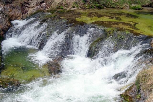 Kleine spektakuläre Wasserfälle