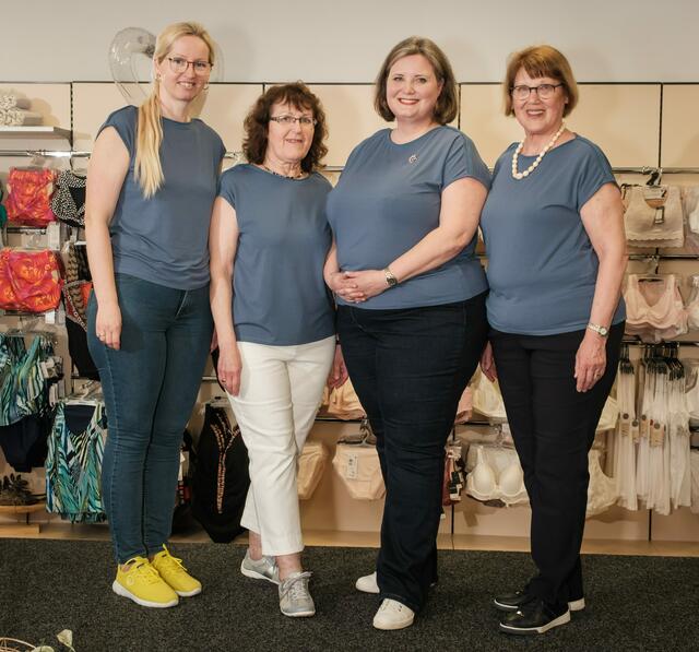 Das Team von Wäsche Fleimisch (v.l.): Elena, Hilde, Claudia und Margit, steht mit kompetenter Beratung gern zur Seite. | Foto: fotografico.at
