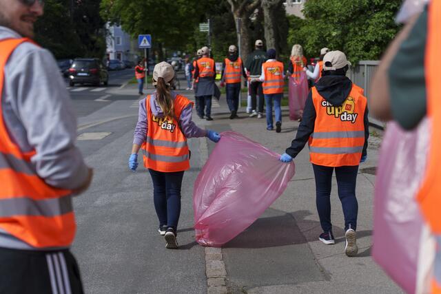 Fleißig wurde der Müll aufgesammelt. | Foto: fiedlerphoto.com