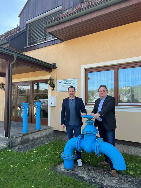 Der Obmann des Trinkwasserverbandes Eibiswald-Wies LAbg. Bgm. Andreas Thürschweller (l.) - hier im Bild mit dem Geschäftsführer Günther Schmidbauer – ist bereits dabei, Überlegungen anzustellen, um den Wasserverbrauch zu steuern. | Foto: Veronik