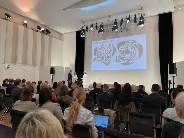 Matthias Standler mit Johanna Mikl-Leitner bei der Präsentation des KiKuLa St. Pölten im Festspielhaus | Foto: Tanja Handlfinger