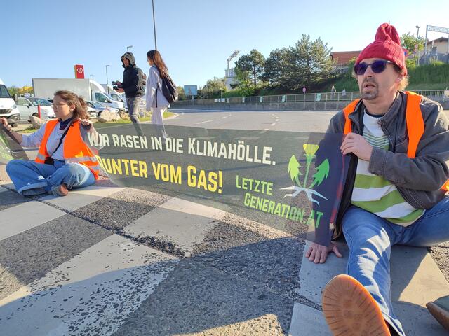 Mehrere aggressive Lenker attackierten die (festgeklebten) Aktivisten. | Foto: Letzte Generation Österreich