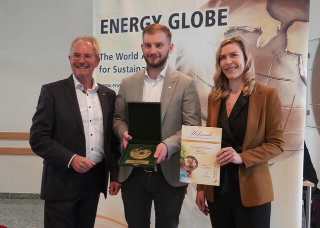 Landtagspräsident Mag. Karl Wilfing mit dem Sieger der Kategorie Feuer PREFA Aluminiumprodukte GmbH „PREFA Solar – Das Dach der Zukunft“ und Energy Globe Austria CFO Nadine Mayr, MA. | Foto: Claudia Rummel
