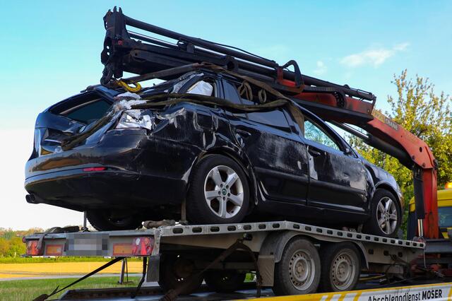 Ein Autotransportanhänger mitsamt aufgeladenem Pkw hatte sich überschlagen.  | Foto: laumat.at/Matthias Lauber