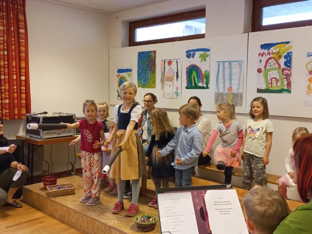 Die Kinder hatten einiges zu erzählen und zeigen. Die Zuschauer lauschten gespannt. | Foto: Elke Dutter