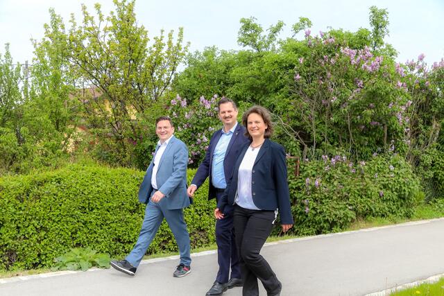 Favoritens Bezirkschef Marcus Franz (Mitte) und der Meidlinger Bezirksvorsteher Wilfried Zankl (l., beide SPÖ) bei der Eibesbrunnergasse. | Foto: Mobilitätsagentur/Christian Fürthner