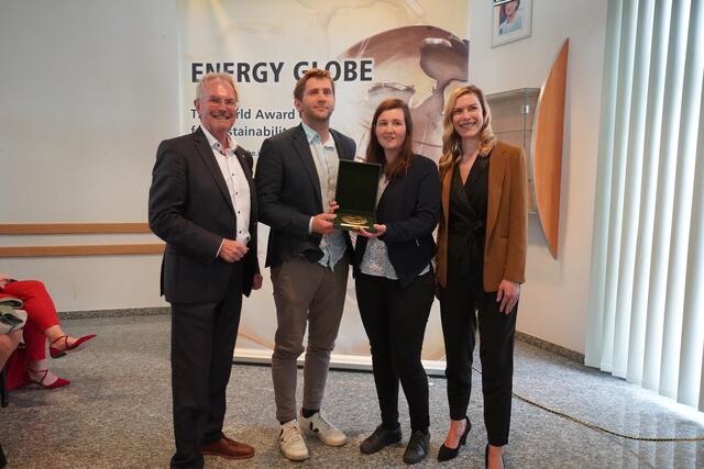 Landtagspräsident Mag. Karl Wilfing mit den Siegern der Kategorie Wasser Wassergenossenschaft Unteres Traisental „Aqua Repono“ und Energy Globe CFO Nadine Mayr, MA. | Foto: Claudia Rummel