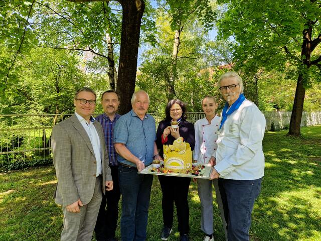 V.l.: Kaufmännischer Direktor Günther Dorfinger, MBA, Einkaufsleiter Alfons Steinmetz, Gerhard Kreindl, stv. Kassier der OÖ. Kinder-Krebs-Hilfe, stv. kaufm. Direktorin Gabriela Neumaier, Konditorin Katja Janovits und Küchenleiter Franz Furmann bei der Spendenübergabe | Foto: KUK