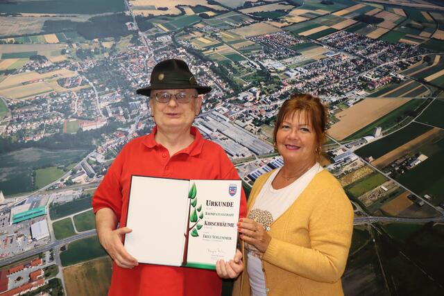 Stadträtin Helga Nadler überreicht die Baumpatenschaftsurkunden an Friedrich Schlemmer aus Mistelbach. | Foto: Stadtgemeinde Laa