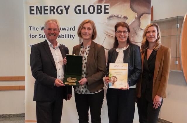 Landtagspräsident Mag. Karl Wilfing mit den Siegern der Kategorie Jugend NöMS Raabs an der Thaya „Challenge 4 change“ und Energy Globe Austria CFO Nadine Mayr, MA. | Foto: Claudia Rummel