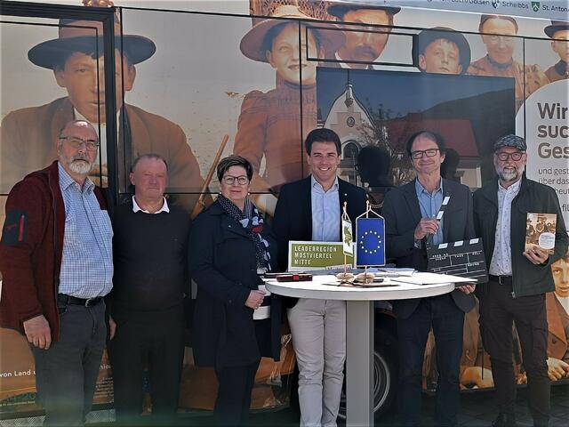 Freuten sich über die zahlreichen Beiträge der Traisnerinnen und Traisner: Gemeinderat Rudolf Waldbauer, Gemeinderat Michael Fumicz, Vizebürgermeisterin Monika Feichtinger, LEADER-Obmann-Stellvertreter Bürgermeister Manuel Aichberger, Projektleiter Ernst Kieninger, Topothekar Geschäftsführender Gemeinderat Alfred Streicher. | Foto: LEADER-Region Mostviertel-Mitte