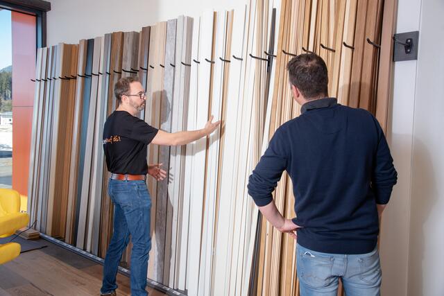 Aus dem Sortiment von über 100 verschiedenen Designs werden dem Kunden die passenden Produkte angeboten.  | Foto: TREBO