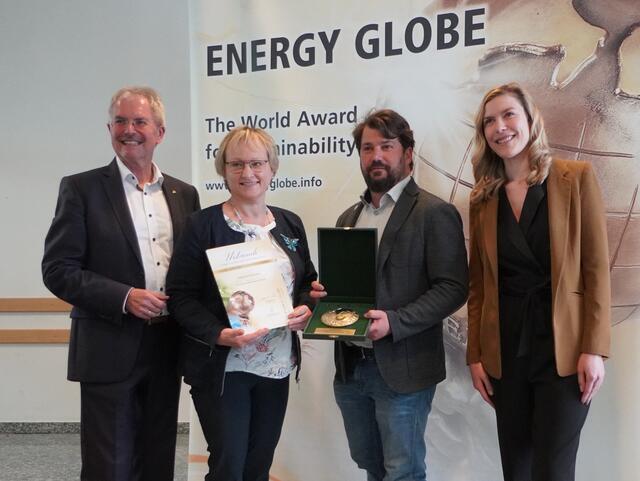Landtagspräsident Mag. Karl Wilfing mit den Siegern der Nachhaltigen Gemeinde Glinzendorf „Für unsere gemeinsame Zukunft“ und Energy Globe Austria CFO Nadine Mayr, MA. | Foto: Claudia Rummel
