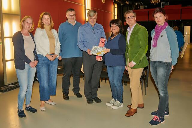 Prof. Karl Steininger (Wegener Center Universität Graz) stand den rund 70 Besucher:innen Rede und Antwort zum Thema Klimawandel. Vlnr GR Denise Prilisauer, Vbgm Simone Kubo, gfGR Klaus Steiniger, Univ. Prof. Dr. Karl Steiniger, GR Andrea Chromecek, Bgm Thaddäus Heindl, GR Alexandra Reitbauer | Foto: Artograph R. Müller