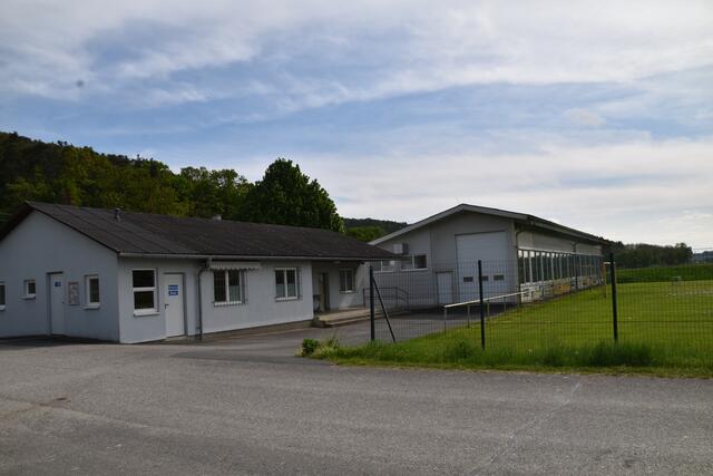 Am Dach der Sportplatzhalle in Badersdorf soll eine Photovoltaikanlage installiert werden. | Foto: Michael Strini