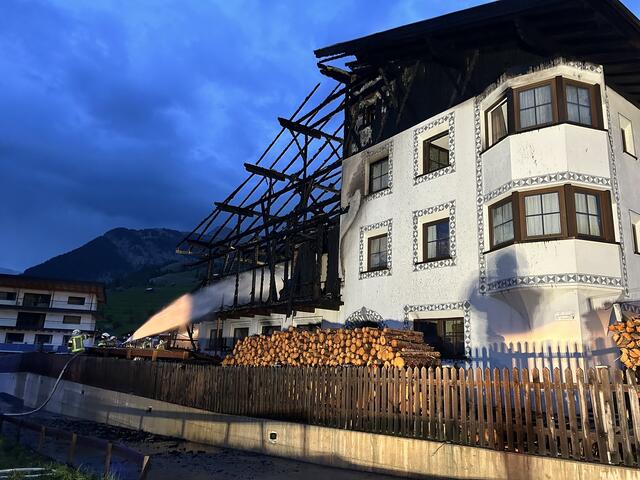 Großbrand auf einem Bauernhof in Nauders: Die Brandermittler gehen von einer "fahrlässigen Handlung" aus, die zum Brand geführt haben soll. | Foto: Charly Heymich