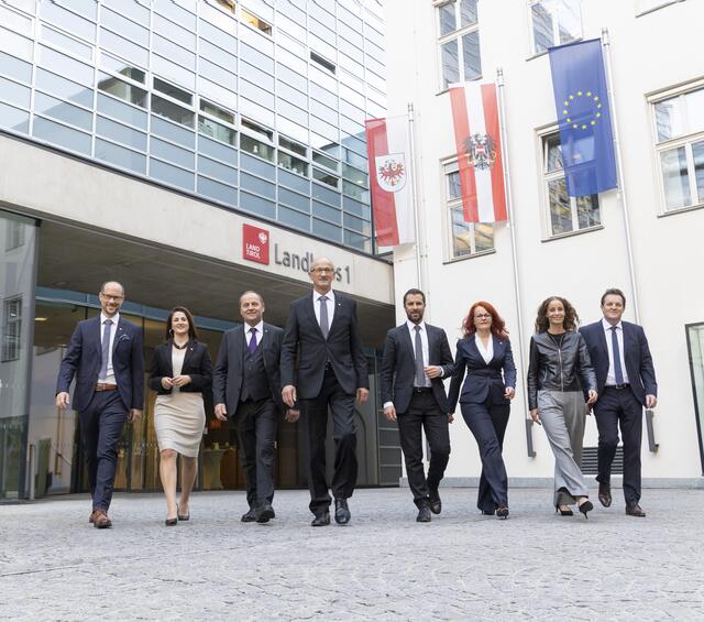 Seit sechs Monaten im Amt (v.li.): LR Mario Gerber, LRin Astrid Mair, LHStv Josef Geisler, LH Anton Mattle, LHStv Georg Dornauer, LRin Cornelia Hagele, LRin Eva Pawlata und LR René Zumtobel.  | Foto: Land Tirol/Die Fotografen