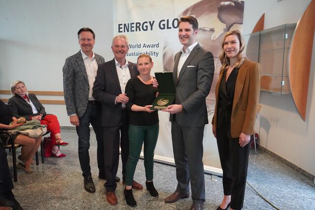 Landtagspräsident Karl Wilfing mit den Siegern der Kategorie Erde ELK BAU GmbH „Wohnpark Ober-Grafendorf“ und Energy Globe CFO Nadine Mayr, MA. | Foto: Claudia Rummel