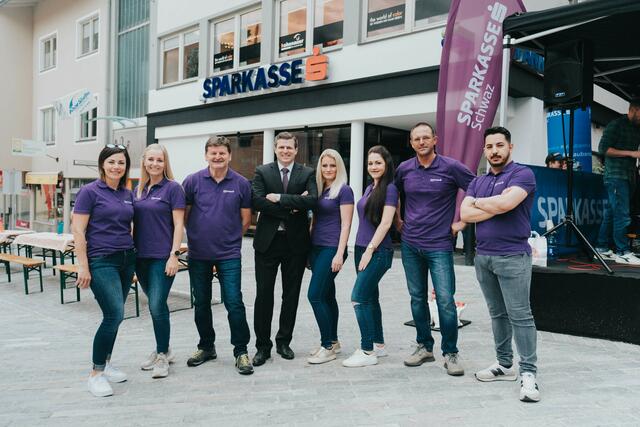 Das Team der Sparkasse in Jenbach (v.l.): Simone Azzolini, Denise Schneeberger, Josef Brunner, FL Michael Deutsch, Lisa-Maria Duftner, Sanja Skoric, Mag. Dr. Andreas Heim und Muhammet Kilicaslan.