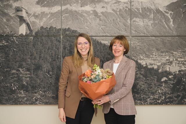 Geschäftsführerin Barbara Plattner verabschiedet Regionalleiterin Regine Sparber in deren wohlverdienten Ruhestand. | Foto: Innsbruck Tourismus