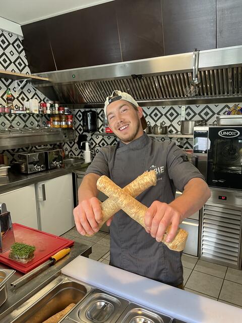 Der Küchenchef Stefan Degn reißt den Kren immer frisch. | Foto: sg
