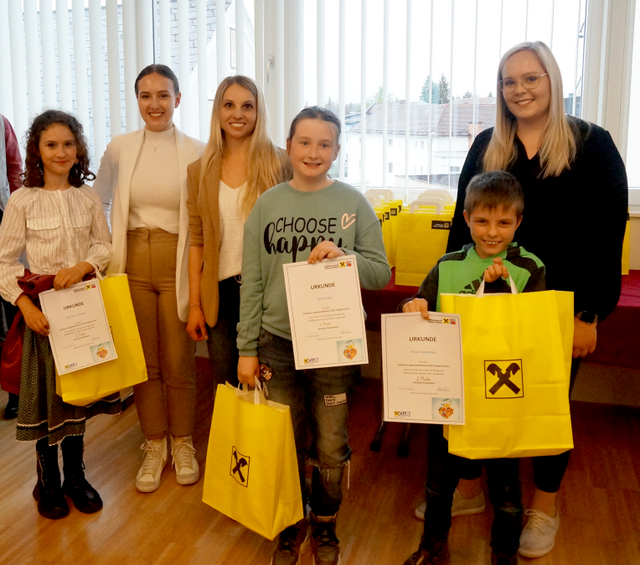 Die stolzen Gewinnerinnen und Gewinner mit ihren Urkunden. | Foto: Raiffeisenbank