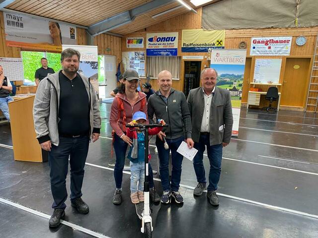 SPÖ-Fraktionsobmann Harald Schweiger, die Gewinnerin des Tombola-Hauptpreises, Konrad Gebeshuber und Bürgermeister Franz Karlhuber (v.li.) | Foto: Gemeinde Wartberg