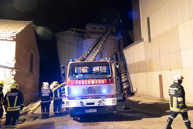 Die Drehleiter der Feuerwehr Hollabrunn wurde angefordert. | Foto: BFKDO Hollabrunn